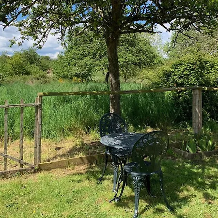 1 Bed - Sleeps 2 - Garden - Parking - Wifi *